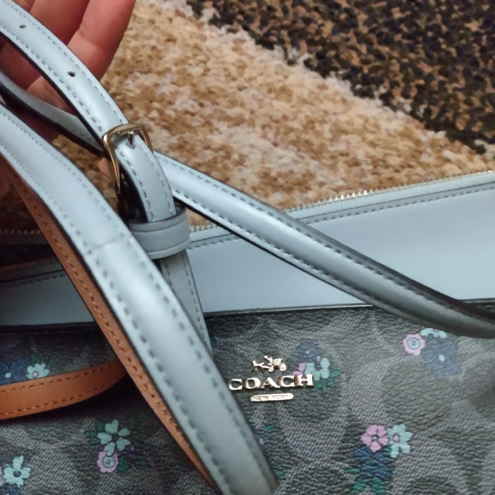 Coach Crossbody 💙🩵 - Picture 8 of 10